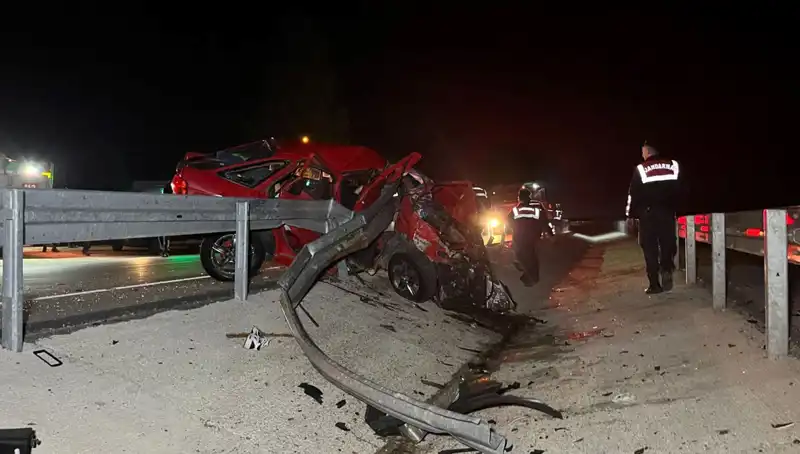 İstanbul'da Korkunç Kaza: Bariyerlere Çarpan Otomobilde 2 Kişi Hayatını Kaybetti