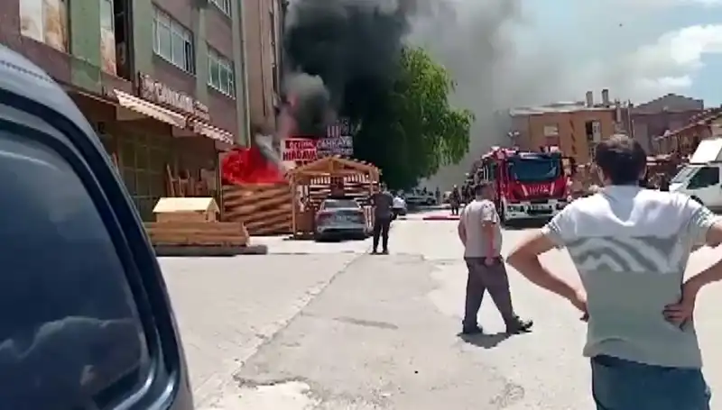 Ankara'da Yangın Alarmları: İş Yerleri Alev Alev Yandı